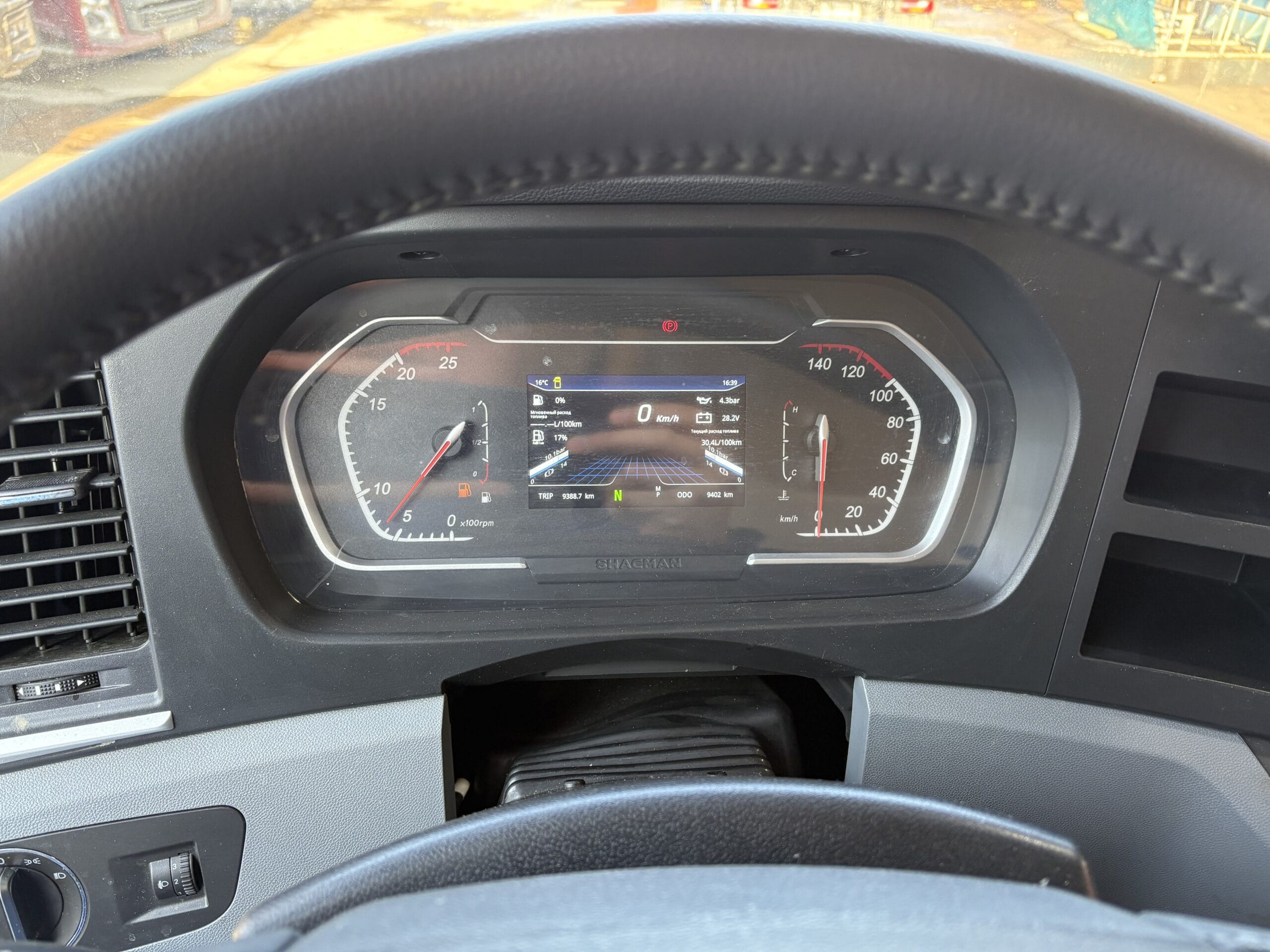 Приборная панель самосвала Shacman