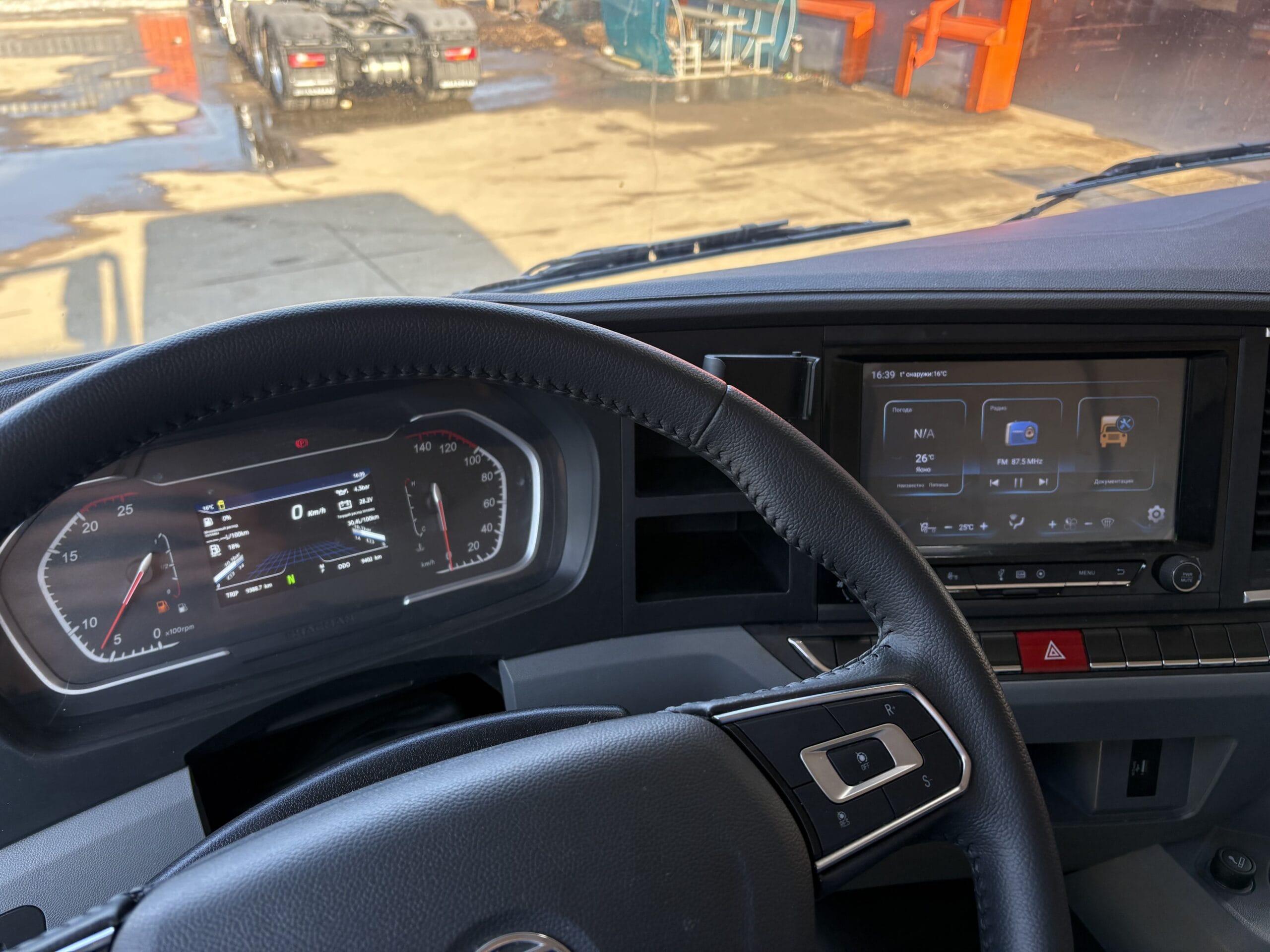 Приборная панель самосвала Shacman