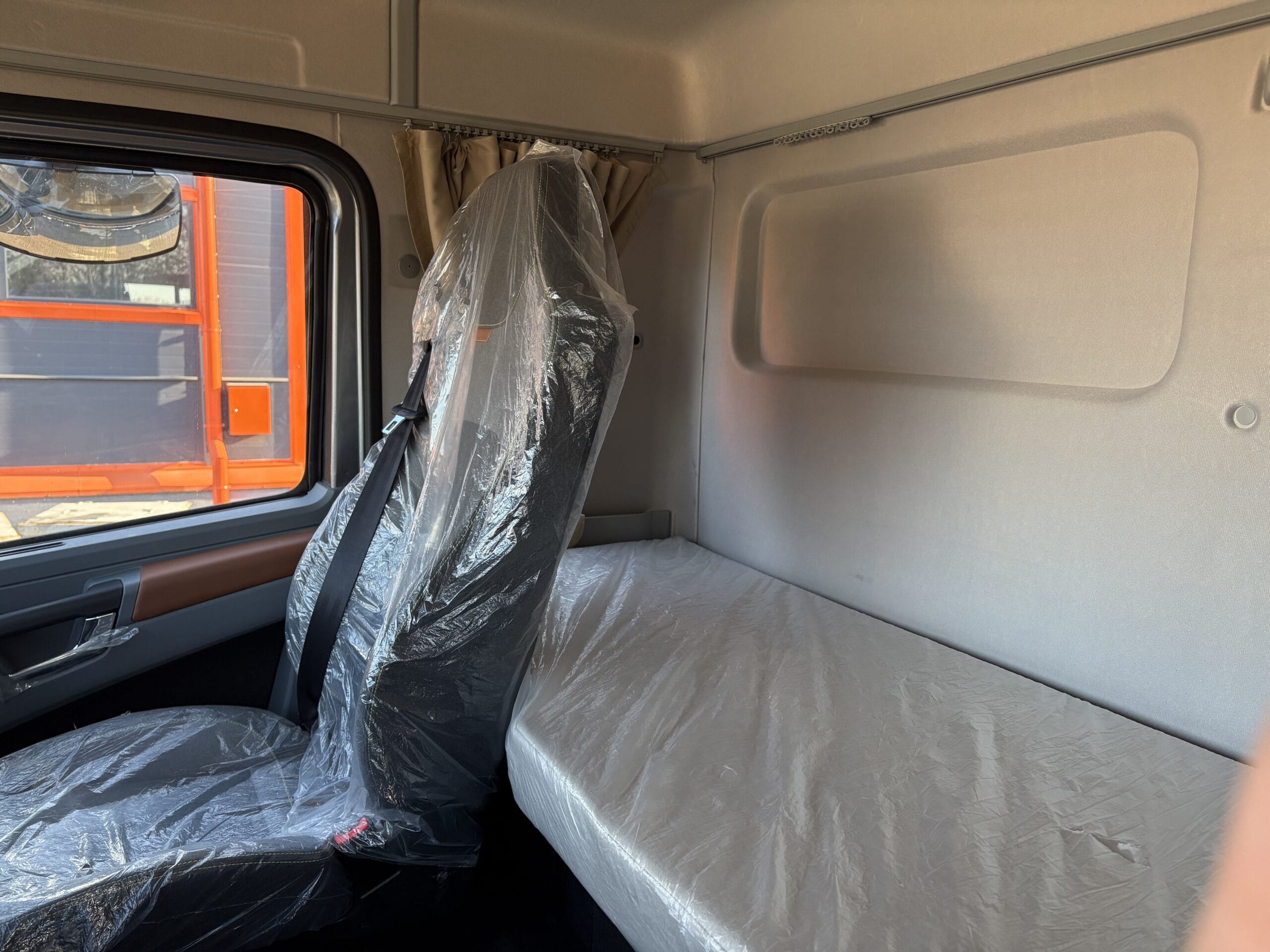 Кабина самосвала shacman