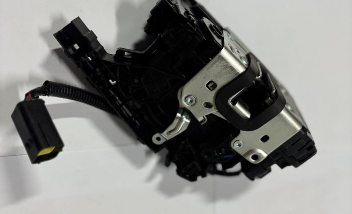 Замок левой двери SHACMAN X6000 DZ16231340115